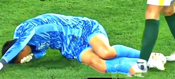 1xBit体育vip注册-球员受伤，现场医生紧急上阵