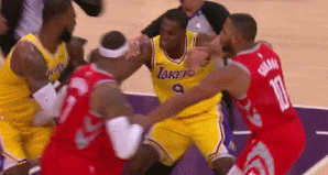 比赛中出现激烈身体碰撞，场面失控