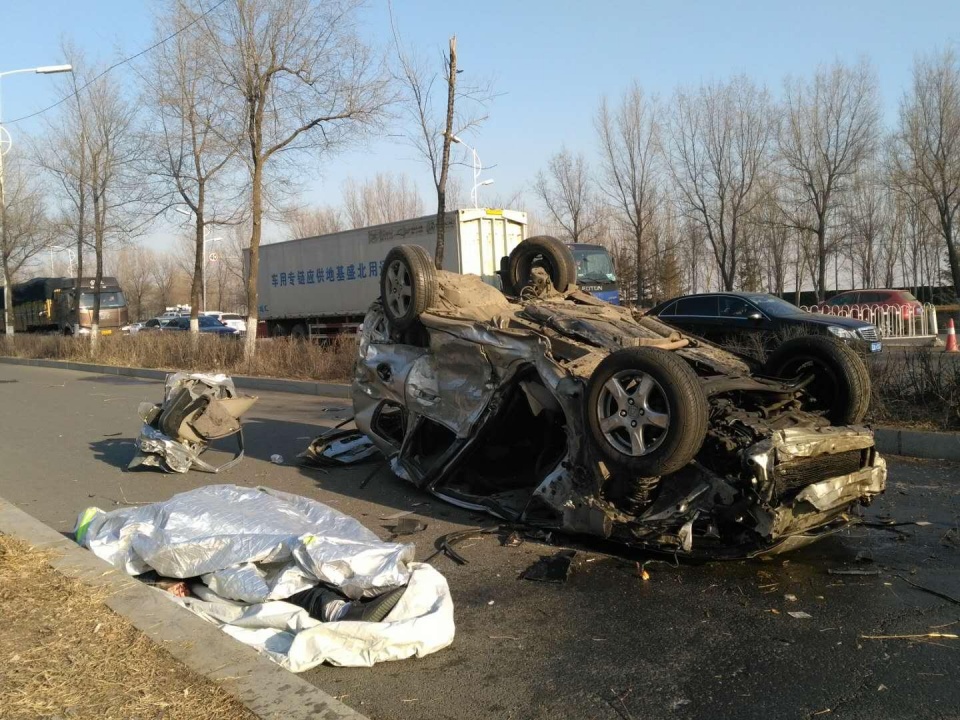 比赛中出现激烈身体碰撞，场面失控