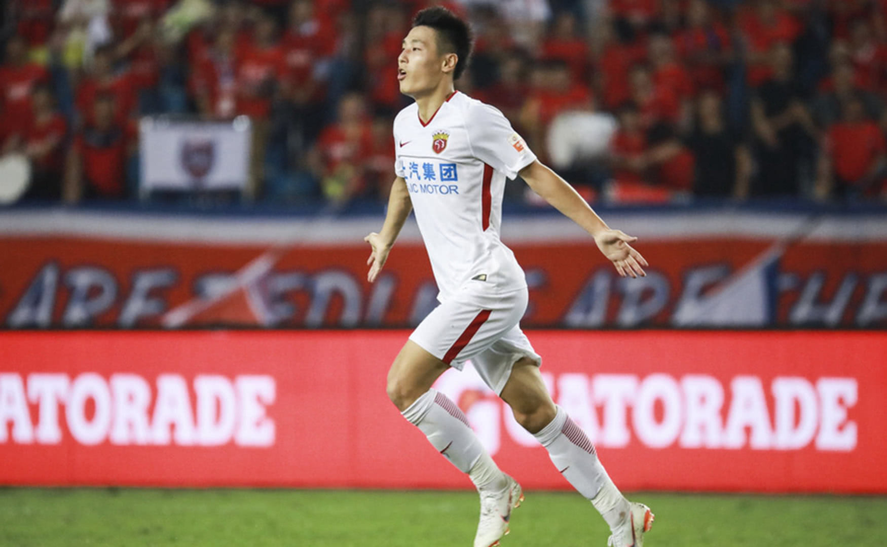 包含上港主场力克建业，积分榜稳步攀升的词条