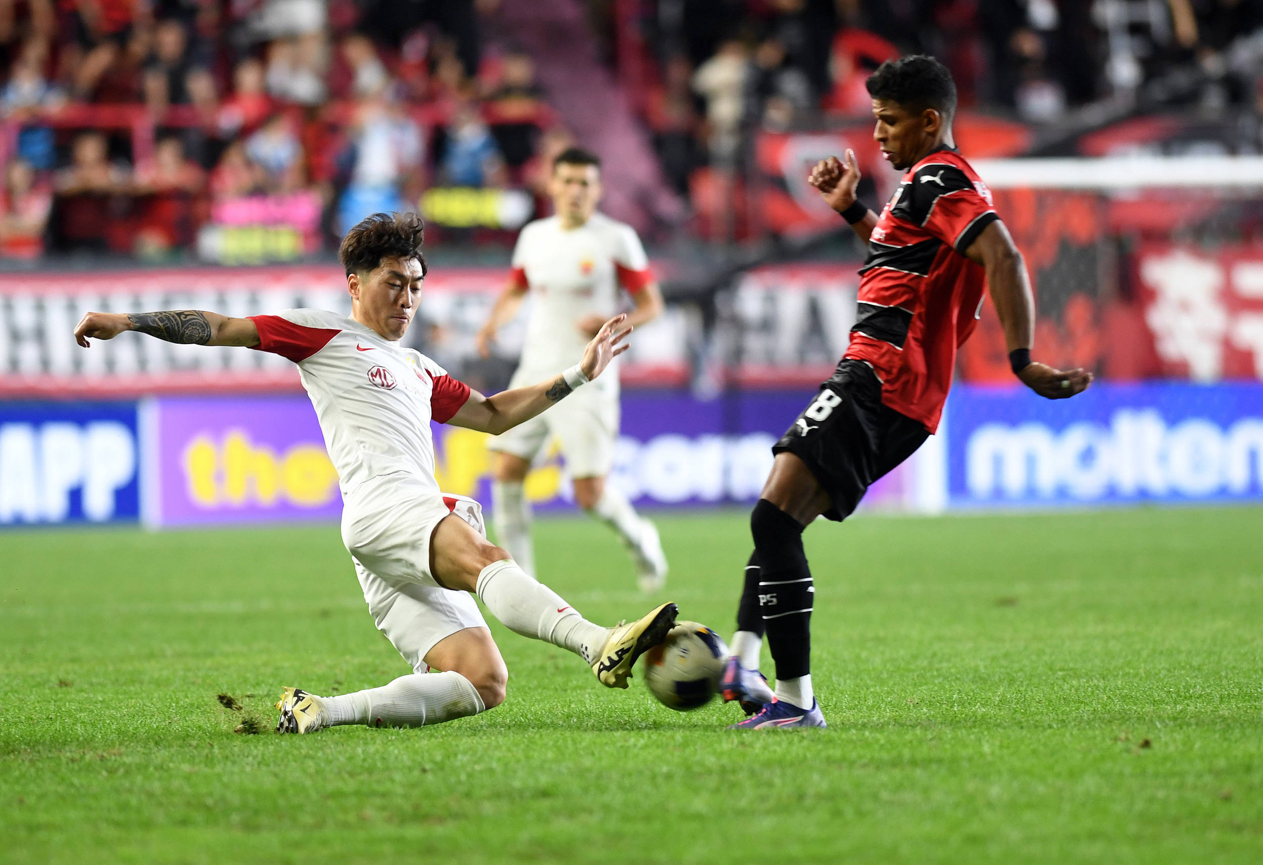 球员们努力拼搏，中超比赛精彩纷呈