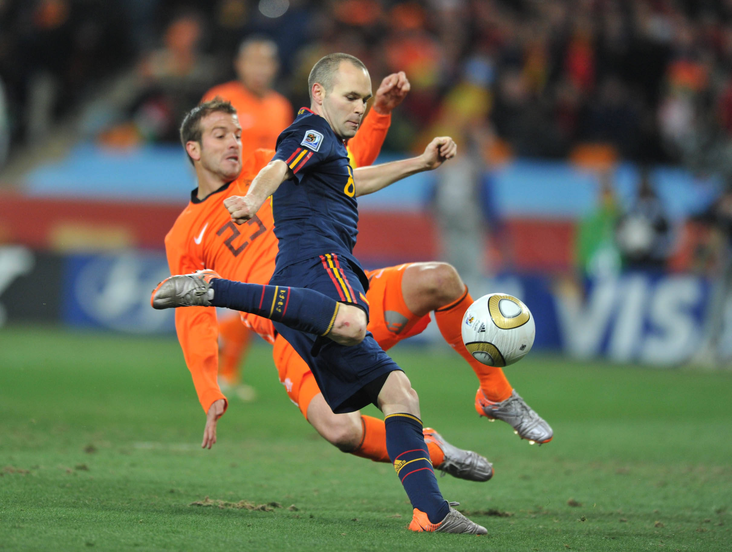 高水平足球赛事震撼人心，球场上的烽火战斗