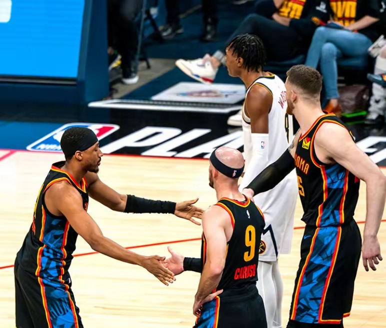 包含掘金客场击败爵士，坚守前四的词条