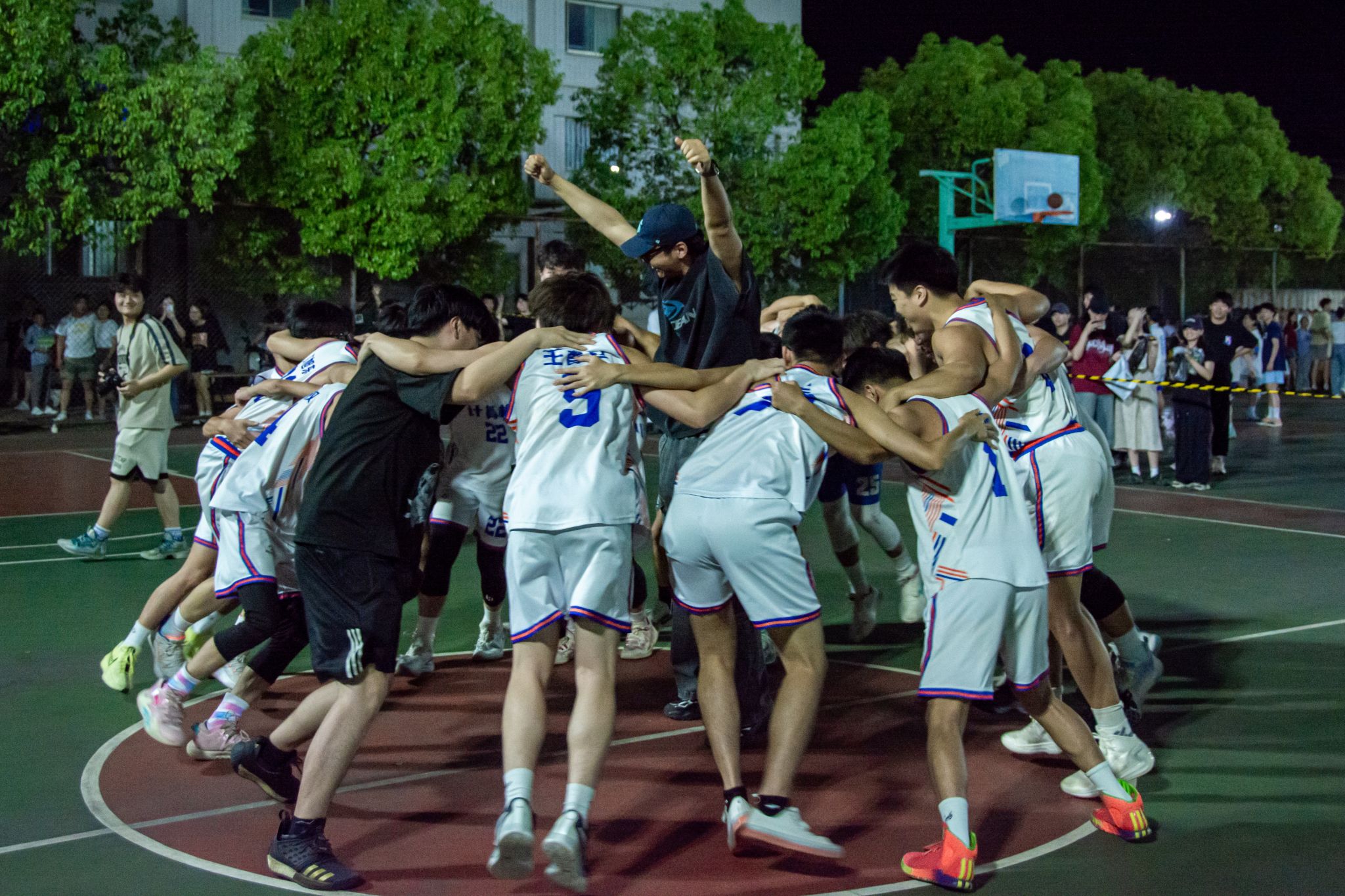 篮球赛场上一幕让人感慨万千