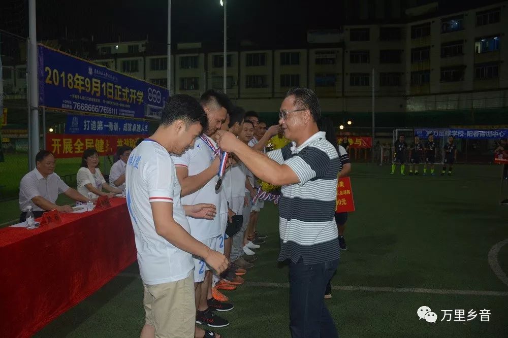 阿拉伯球队在足球赛中向世界展现实力，赢得掌声的简单介绍