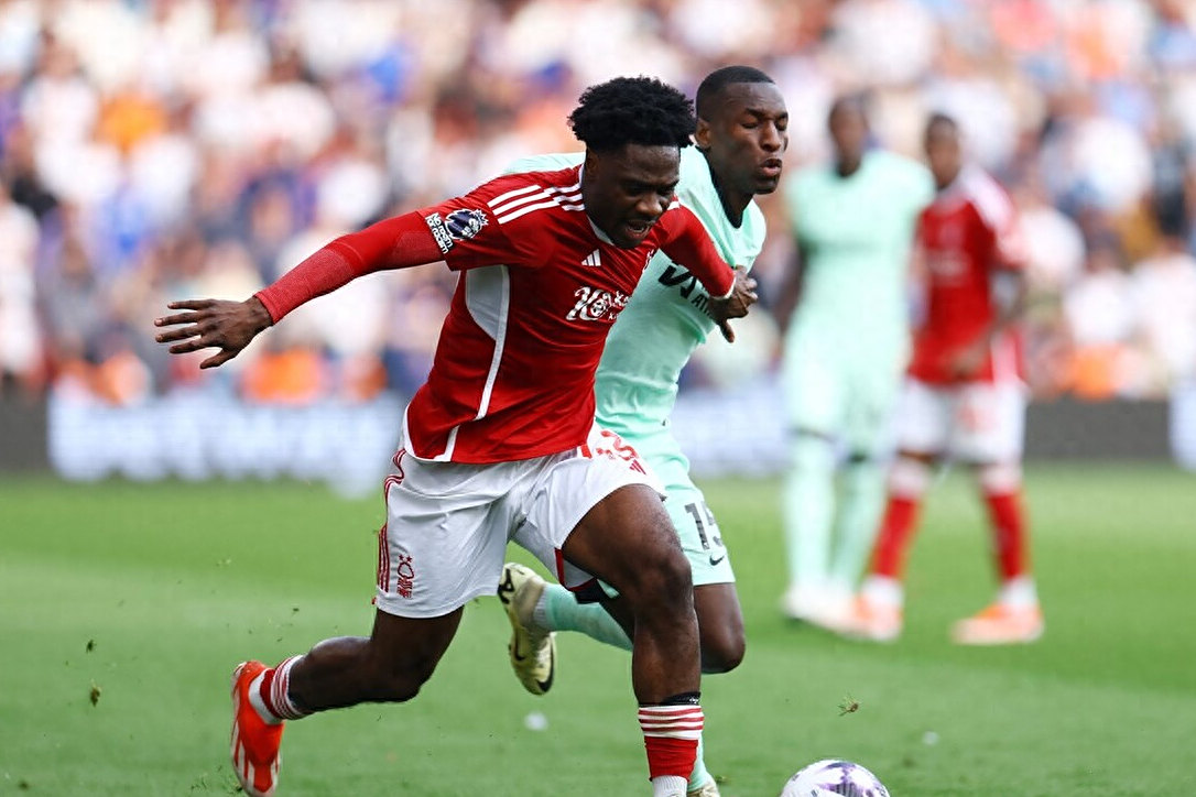 阿拉伯球队在足球赛中向世界展现实力，赢得掌声的简单介绍